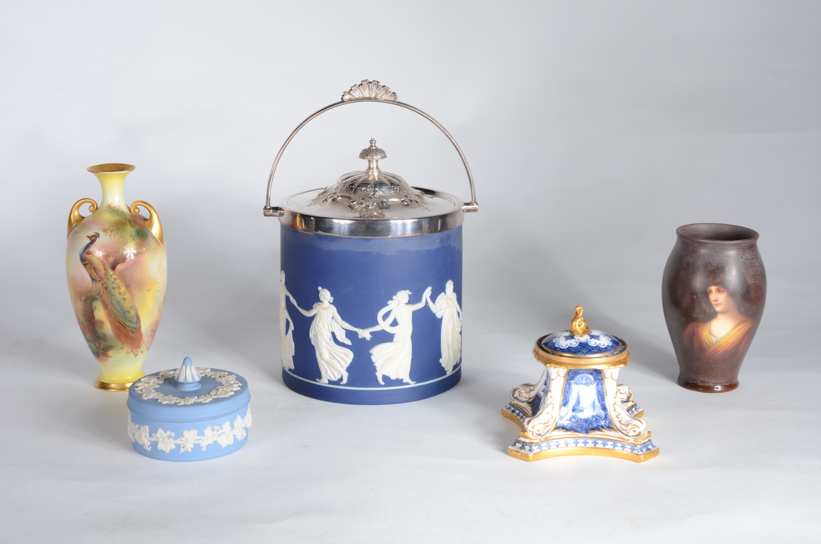 Cinco peças diversas de porcelana inglesa, sendo: balde para gelo... - foto 1 de 11