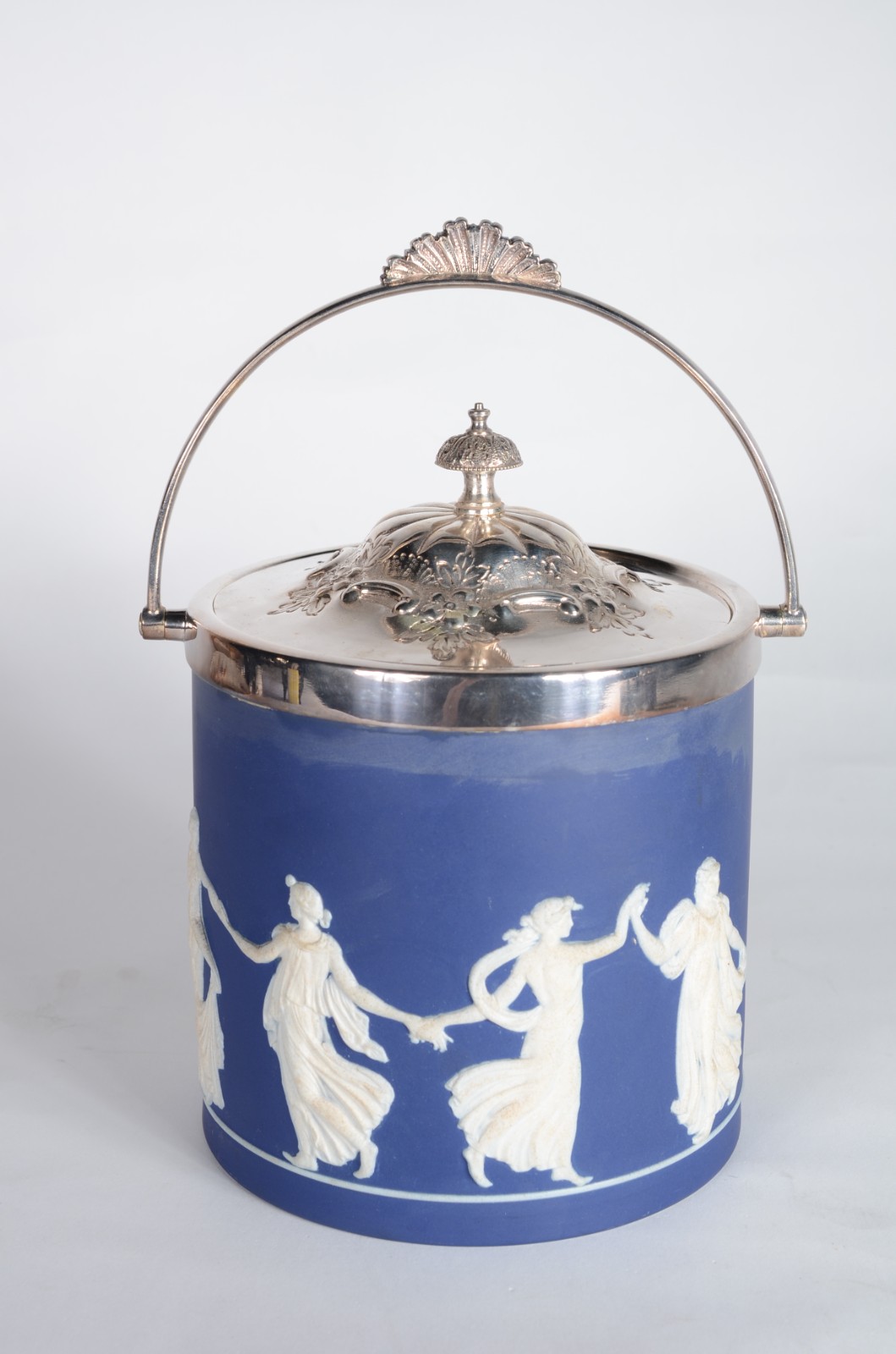 Cinco peças diversas de porcelana inglesa, sendo: balde para gelo... - foto 4 de 11