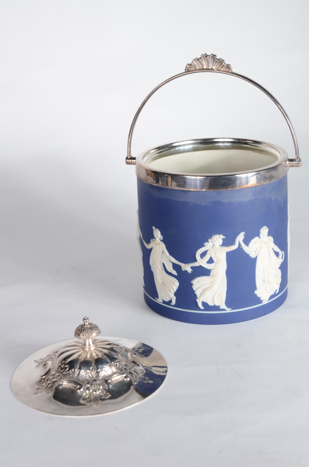 Cinco peças diversas de porcelana inglesa, sendo: balde para gelo... - foto 5 de 11
