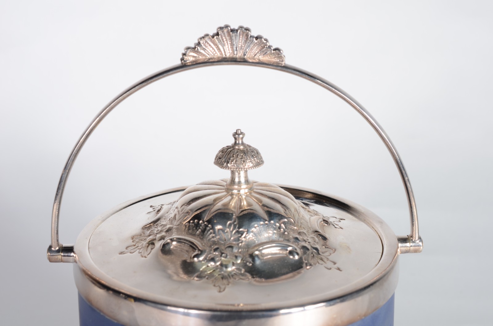 Cinco peças diversas de porcelana inglesa, sendo: balde para gelo... - foto 6 de 11