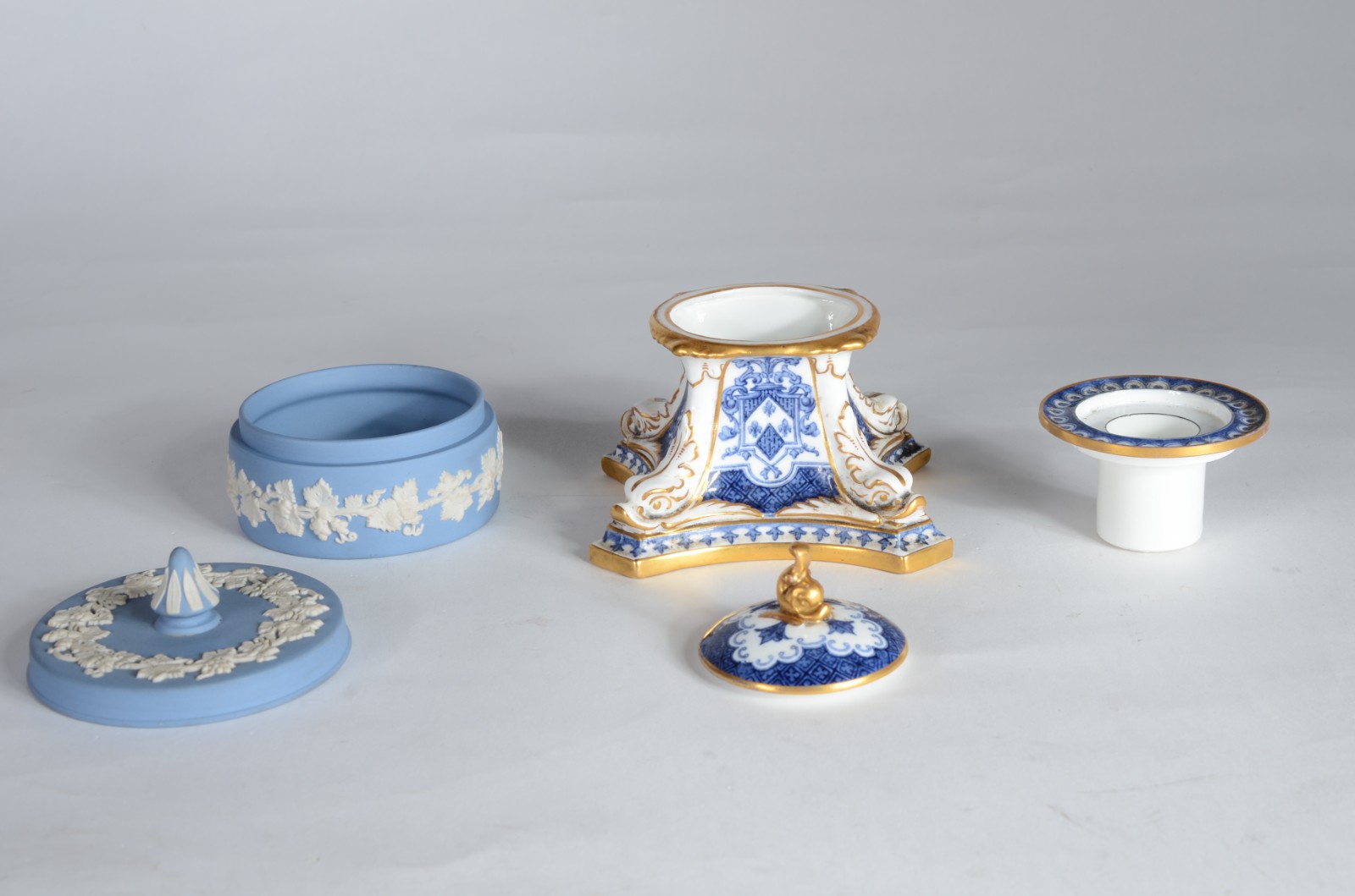 Cinco peças diversas de porcelana inglesa, sendo: balde para gelo... - foto 7 de 11
