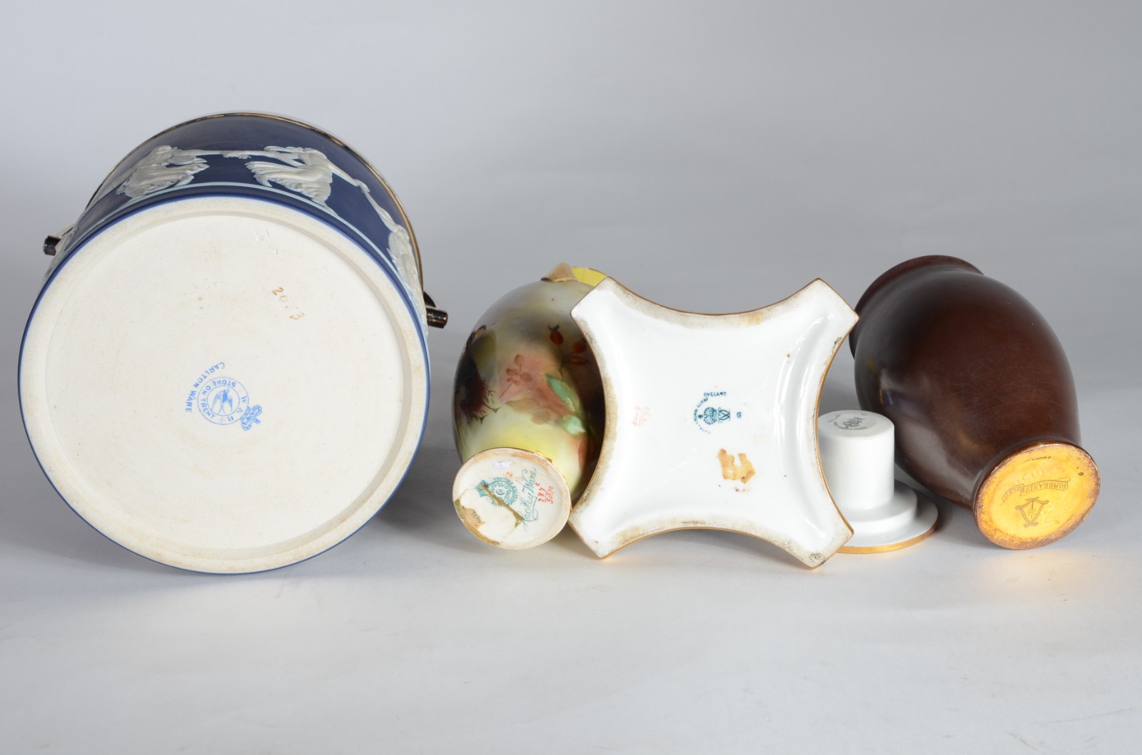 Cinco peças diversas de porcelana inglesa, sendo: balde para gelo... - foto 8 de 11