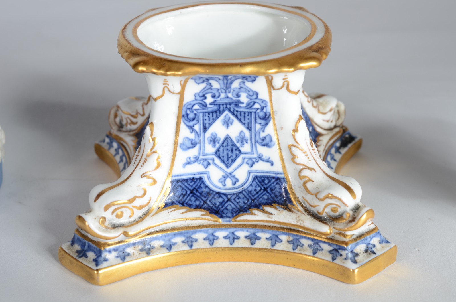 Cinco peças diversas de porcelana inglesa, sendo: balde para gelo... - foto 9 de 11