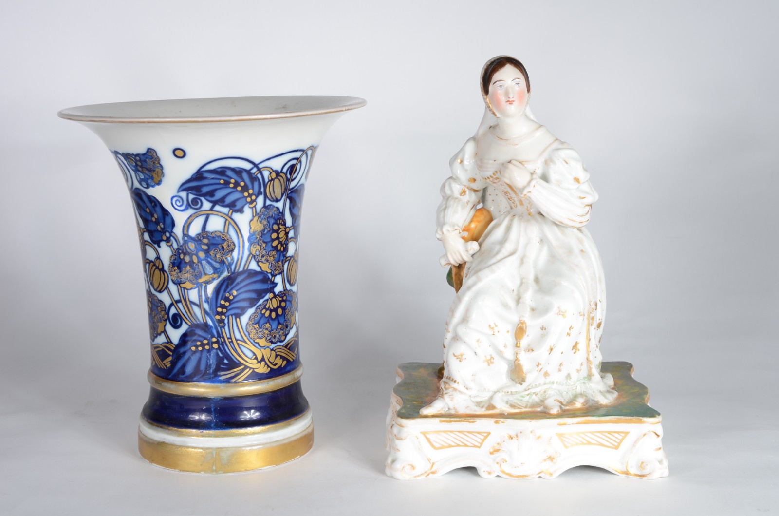 Duas peças diversas de porcelana, sendo: estatueta representando... - foto 1 de 8