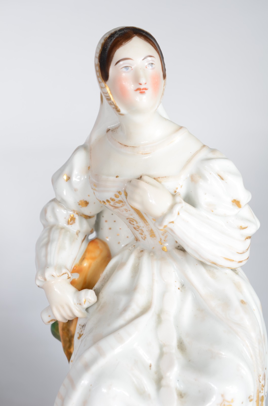 Duas peças diversas de porcelana, sendo: estatueta representando... - foto 2 de 8
