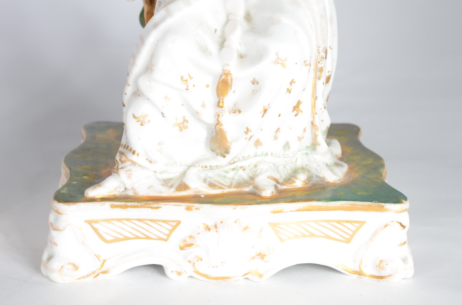 Duas peças diversas de porcelana, sendo: estatueta representando... - foto 4 de 8