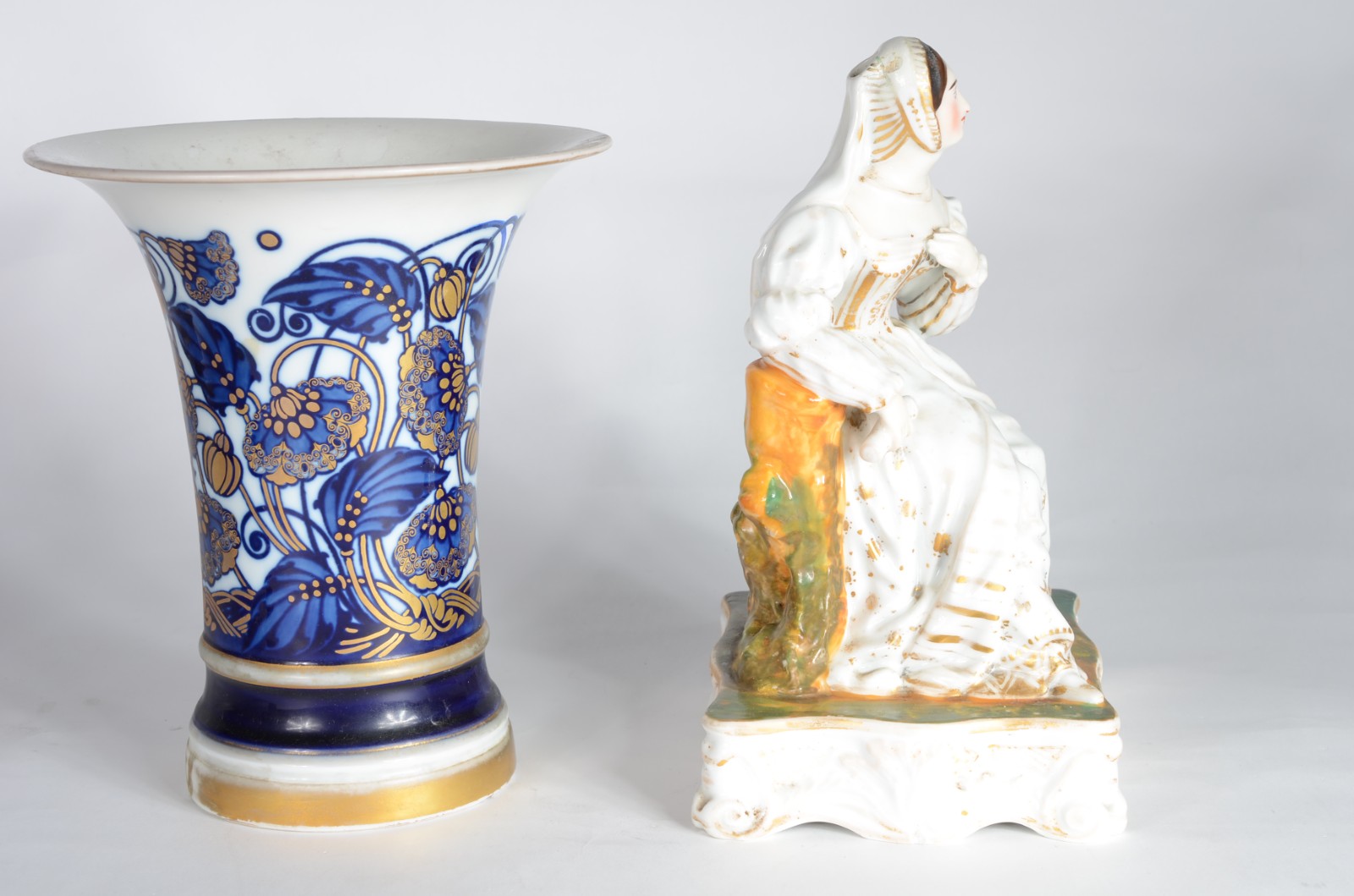 Duas peças diversas de porcelana, sendo: estatueta representando... - foto 5 de 8