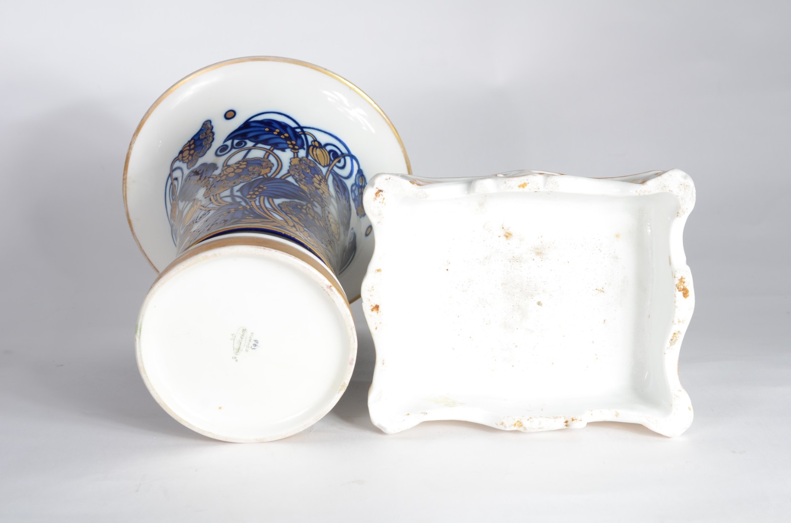 Duas peças diversas de porcelana, sendo: estatueta representando... - foto 6 de 8