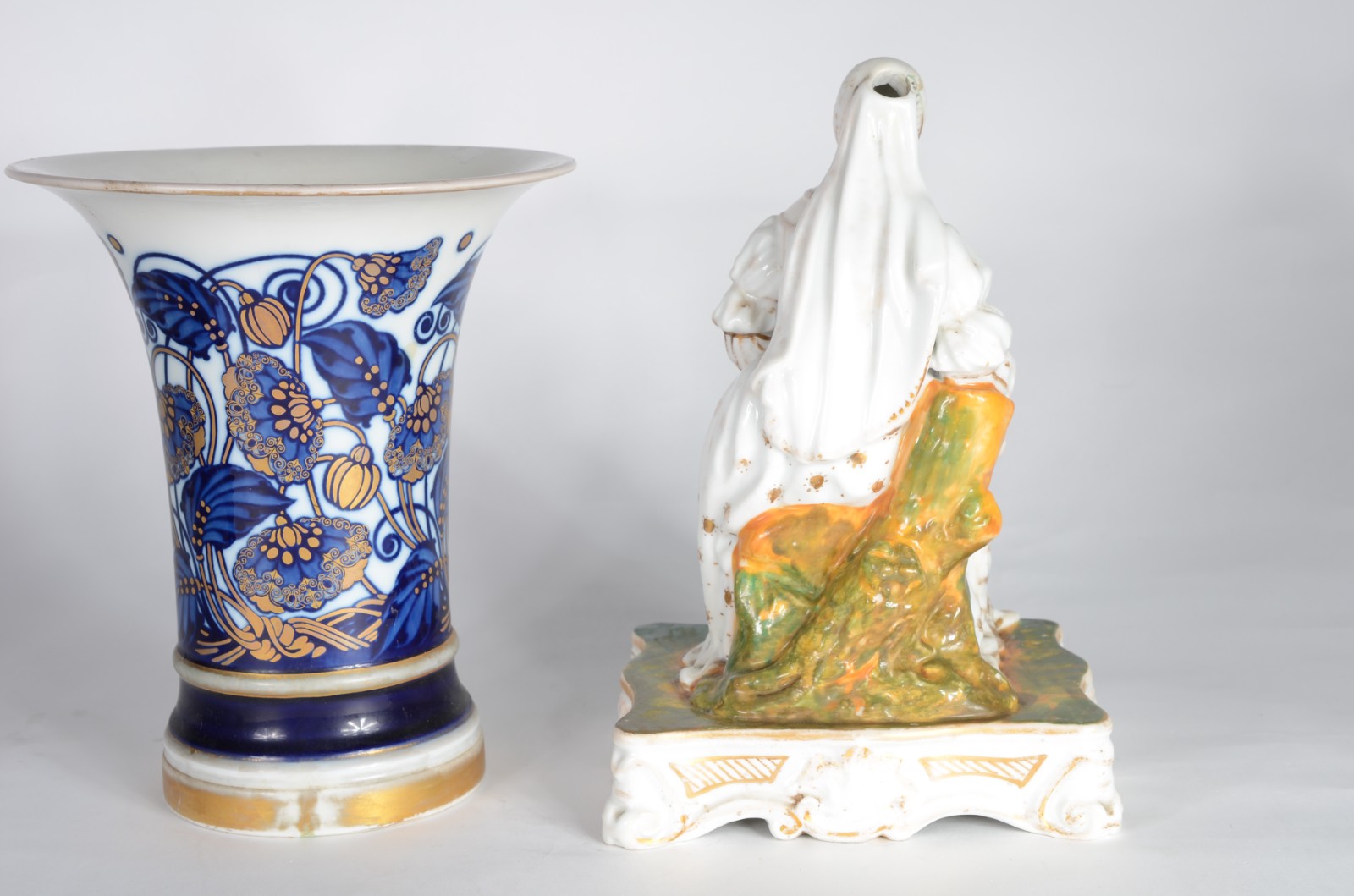Duas peças diversas de porcelana, sendo: estatueta representando... - foto 7 de 8