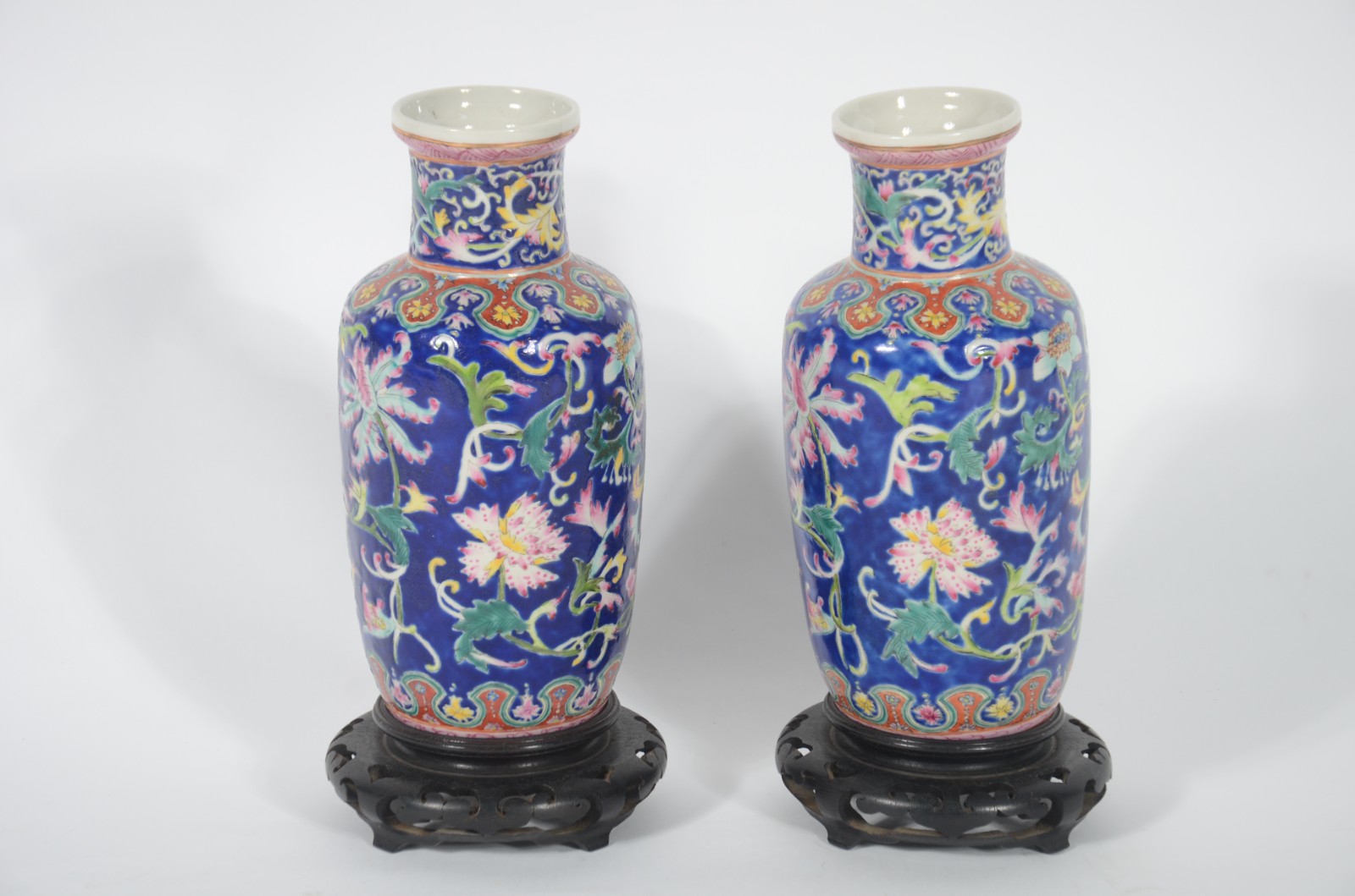 Par de vasos de porcelana oriental com flores em policromia, bases de... - foto 1 de 5