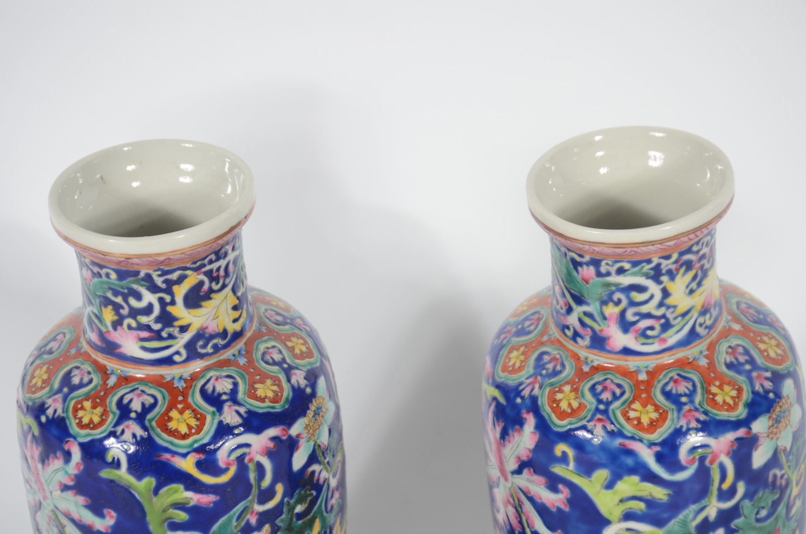 Par de vasos de porcelana oriental com flores em policromia, bases de... - foto 2 de 5