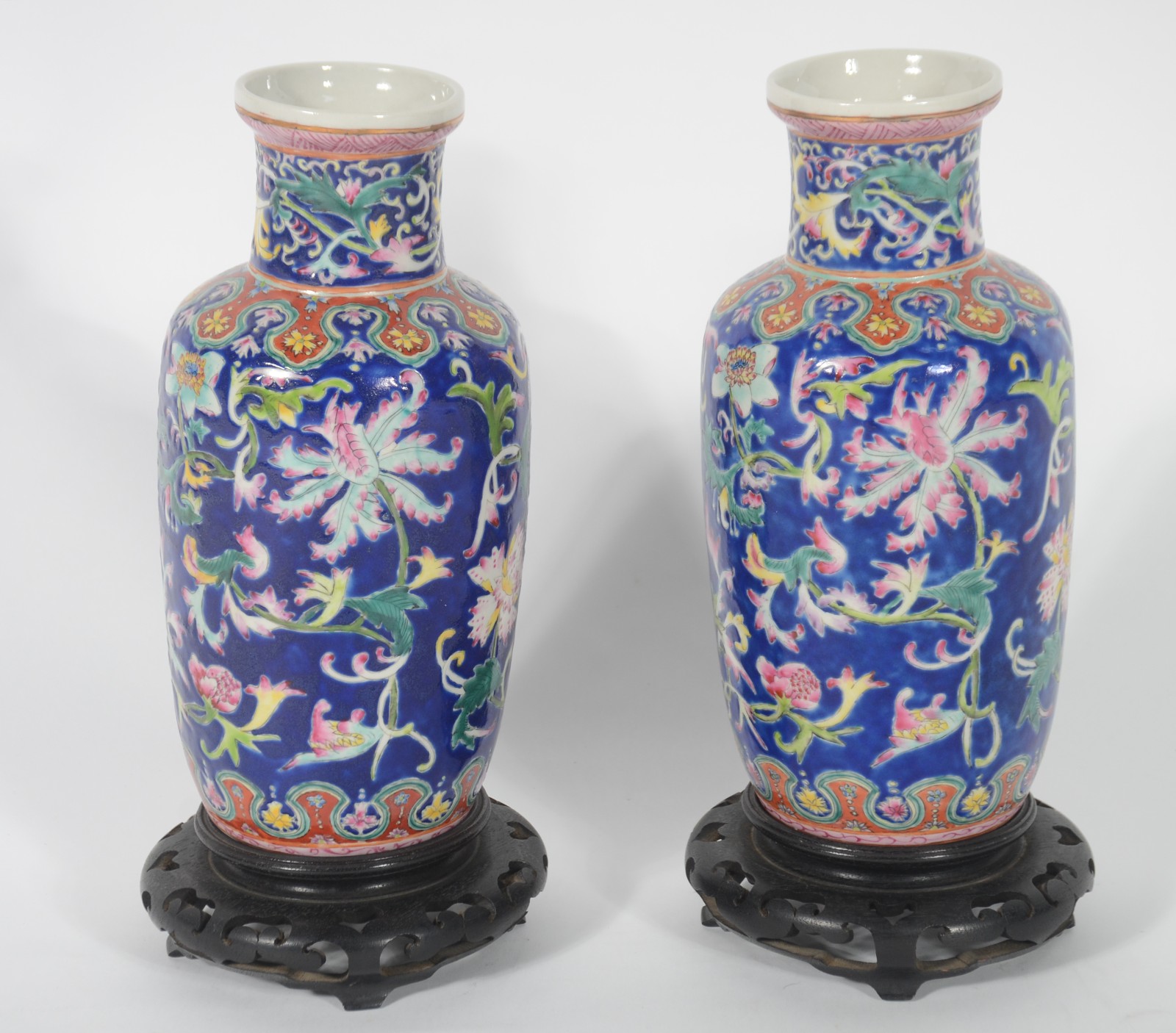 Par de vasos de porcelana oriental com flores em policromia, bases de... - foto 3 de 5