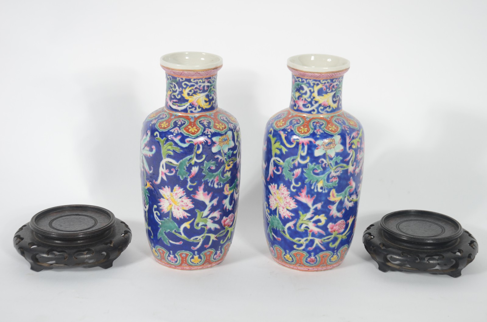 Par de vasos de porcelana oriental com flores em policromia, bases de... - foto 4 de 5