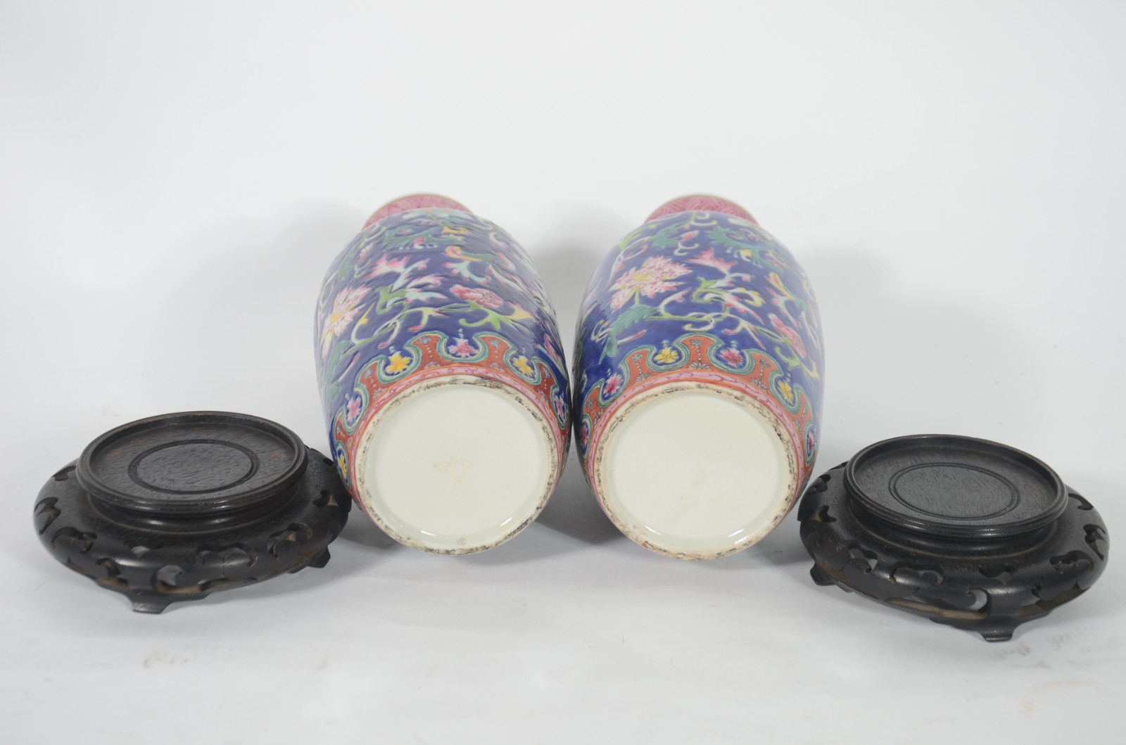 Par de vasos de porcelana oriental com flores em policromia, bases de... - foto 5 de 5