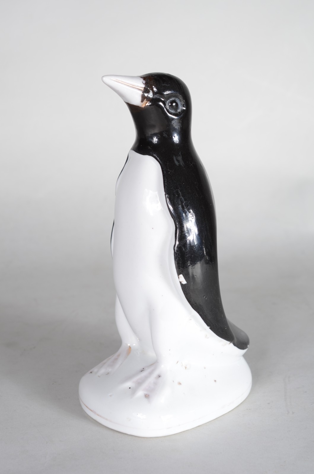Escultura de porcelana representando pinguim. - foto 1 de 5
