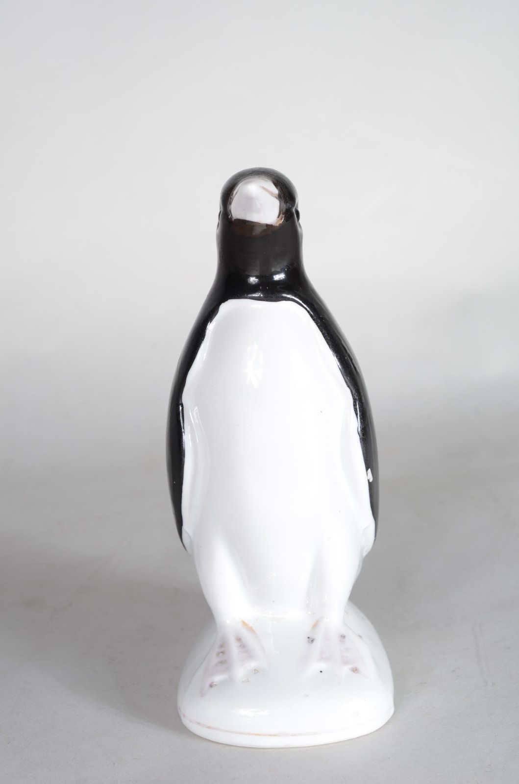Escultura de porcelana representando pinguim. - foto 2 de 5