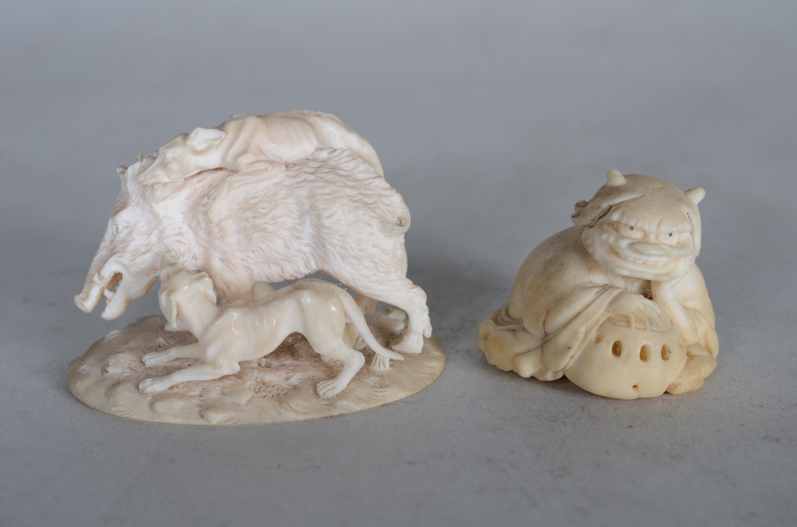 Duas pequenas estatuetas de marfim, sendo netsuke na forma de figura... - foto 1 de 11