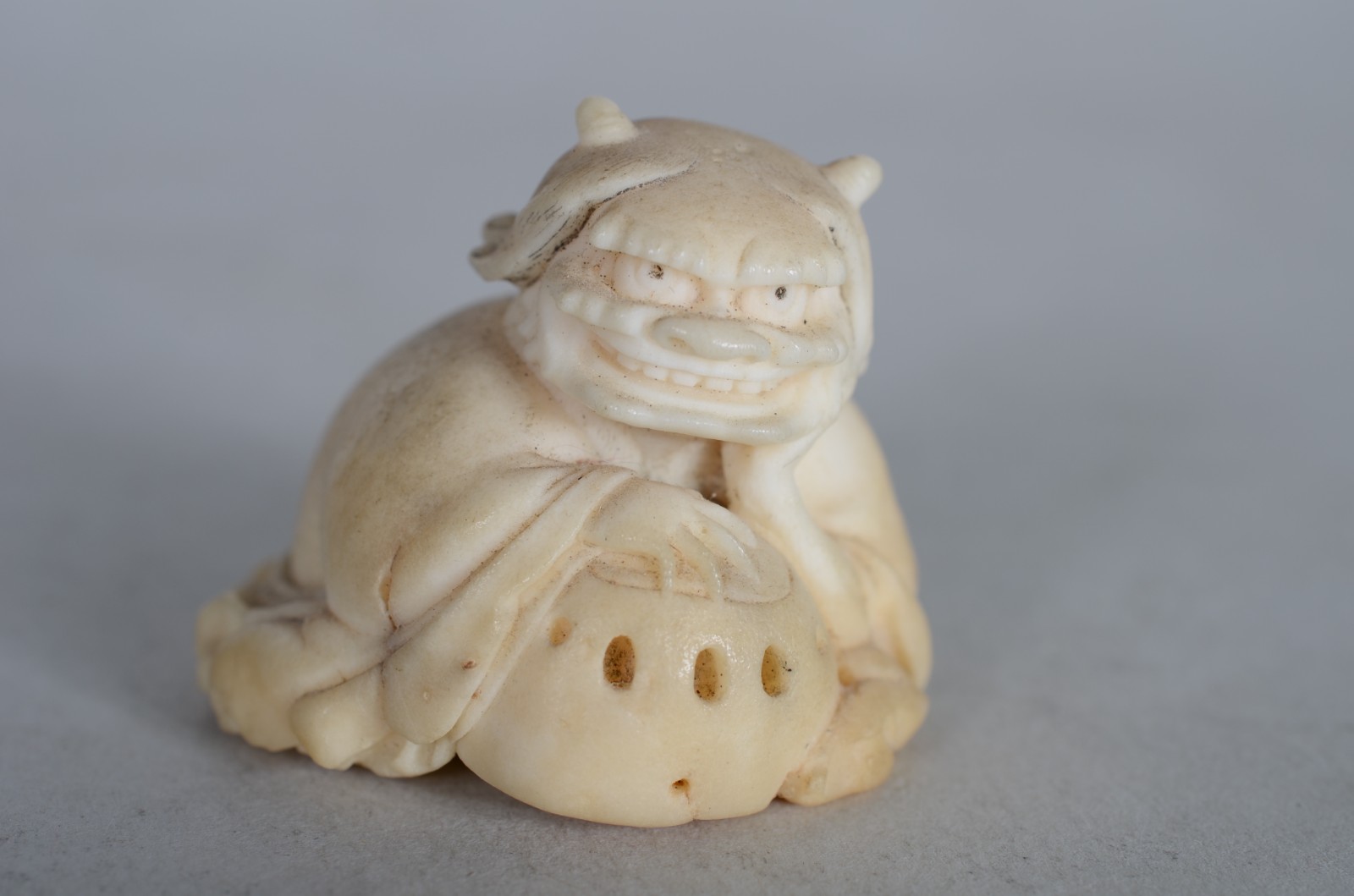 Duas pequenas estatuetas de marfim, sendo netsuke na forma de figura... - foto 2 de 11
