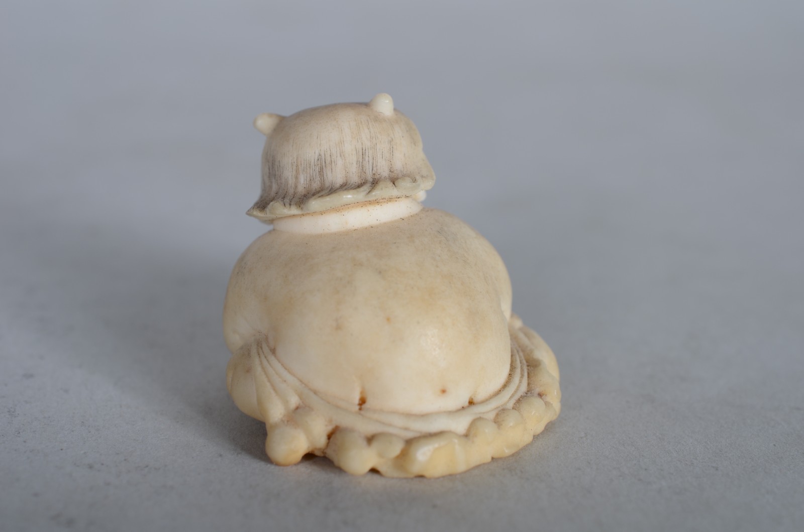 Duas pequenas estatuetas de marfim, sendo netsuke na forma de figura... - foto 3 de 11