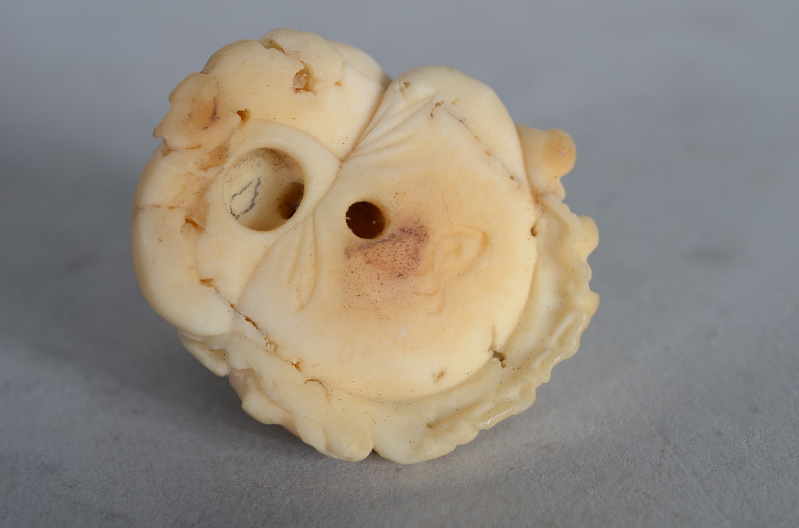 Duas pequenas estatuetas de marfim, sendo netsuke na forma de figura... - foto 4 de 11