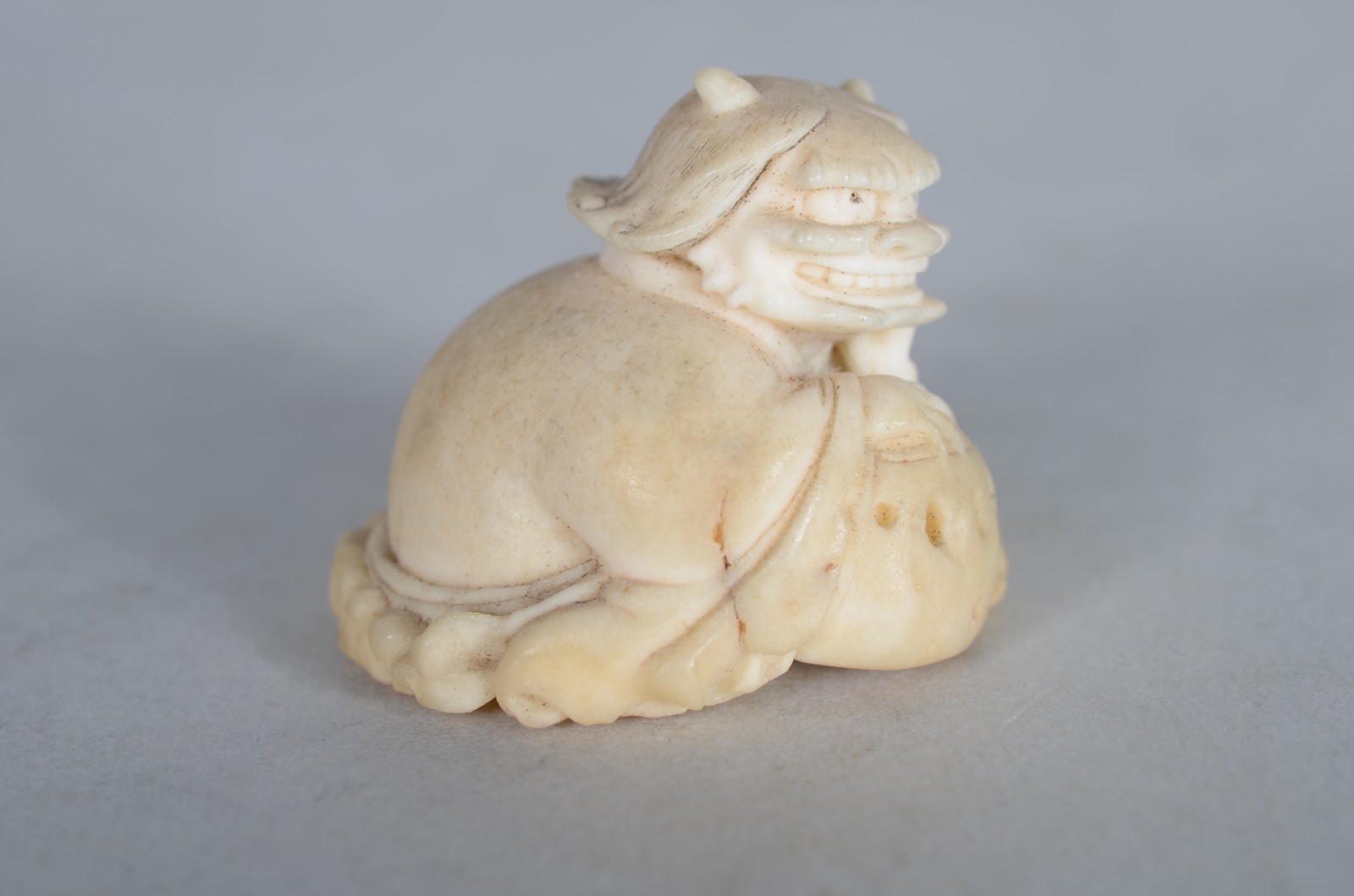 Duas pequenas estatuetas de marfim, sendo netsuke na forma de figura... - foto 5 de 11