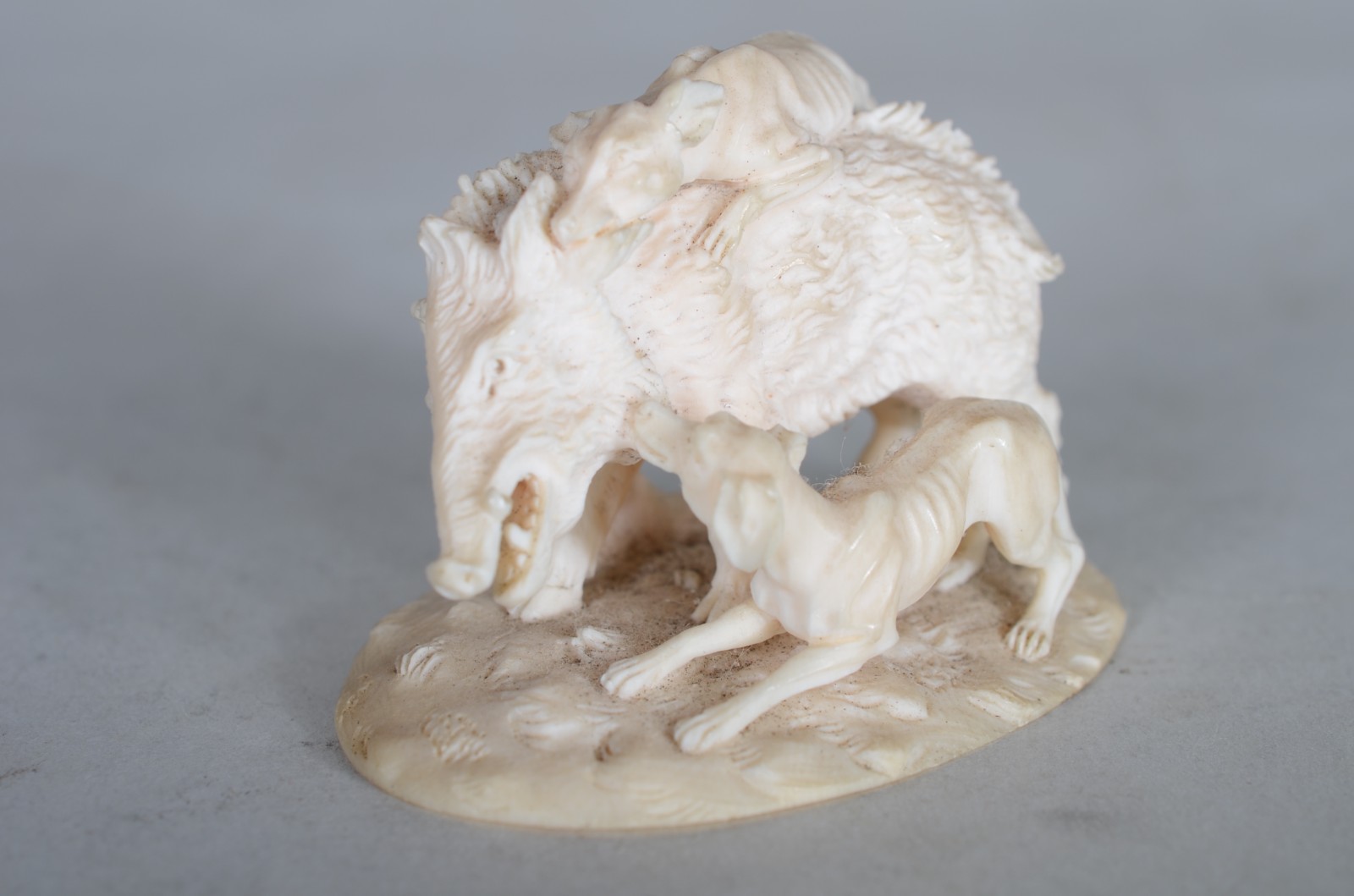 Duas pequenas estatuetas de marfim, sendo netsuke na forma de figura... - foto 6 de 11