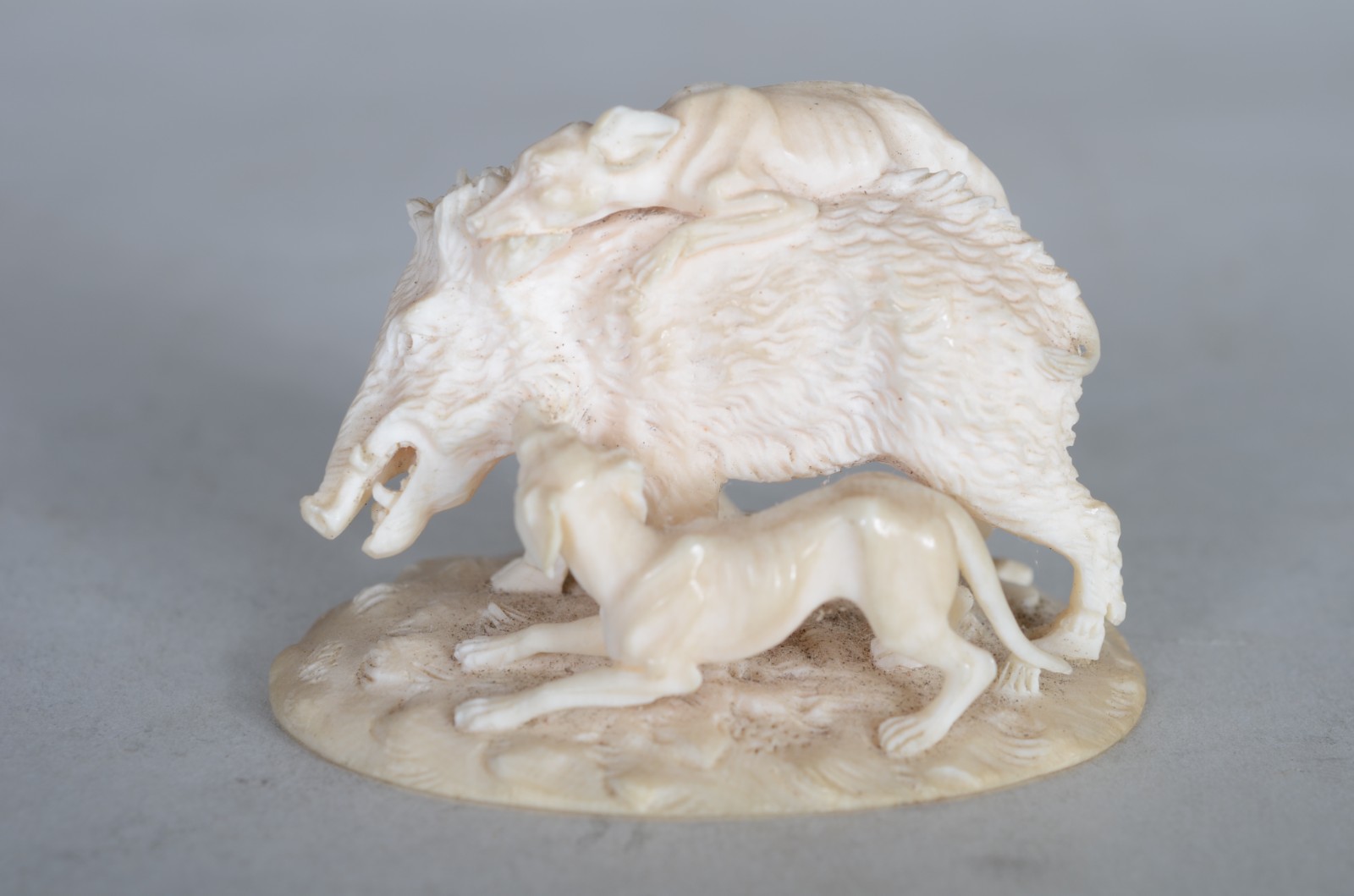 Duas pequenas estatuetas de marfim, sendo netsuke na forma de figura... - foto 7 de 11