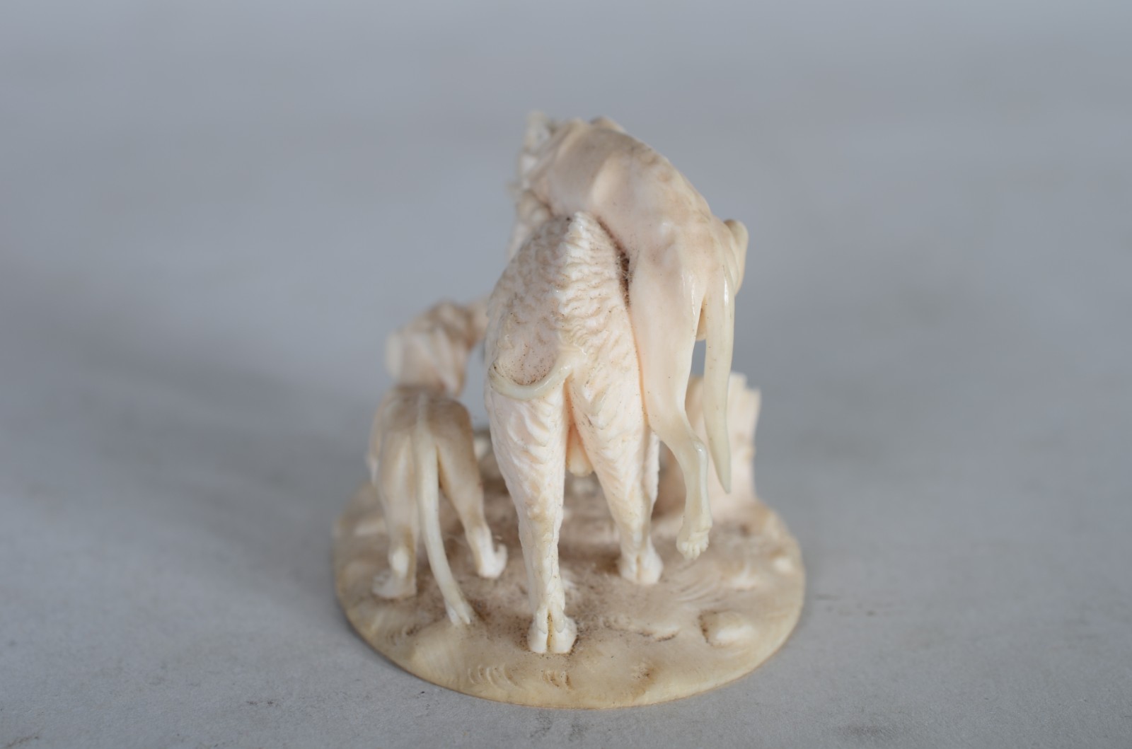 Duas pequenas estatuetas de marfim, sendo netsuke na forma de figura... - foto 8 de 11