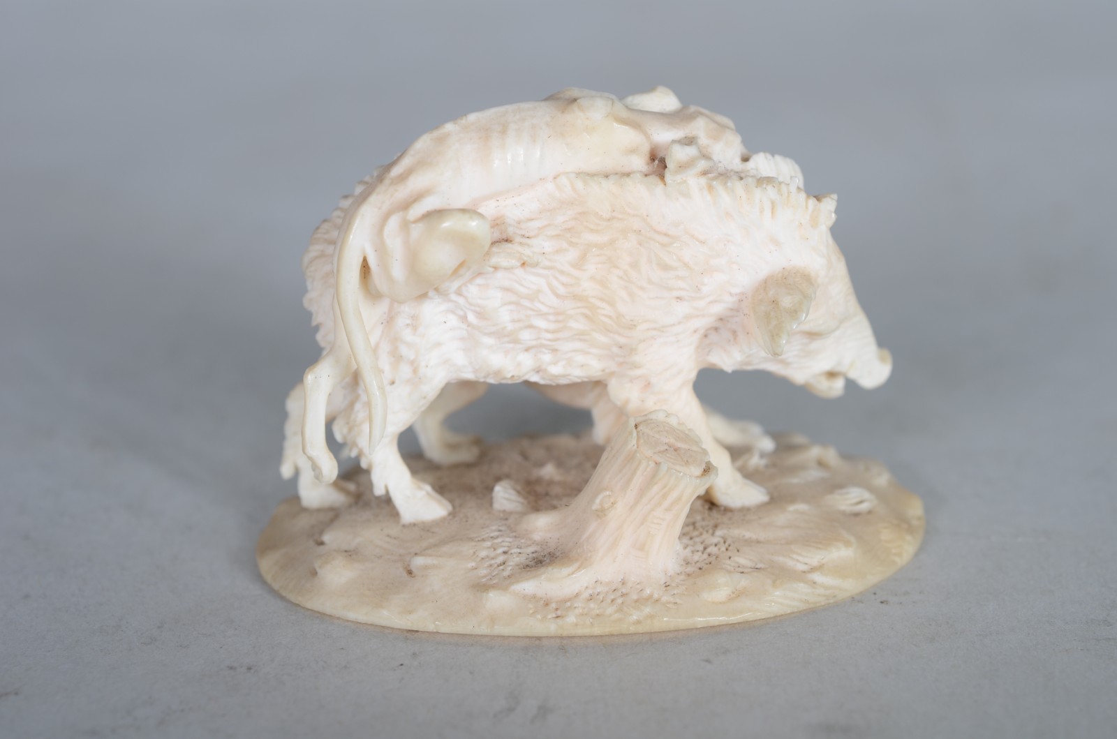 Duas pequenas estatuetas de marfim, sendo netsuke na forma de figura... - foto 9 de 11