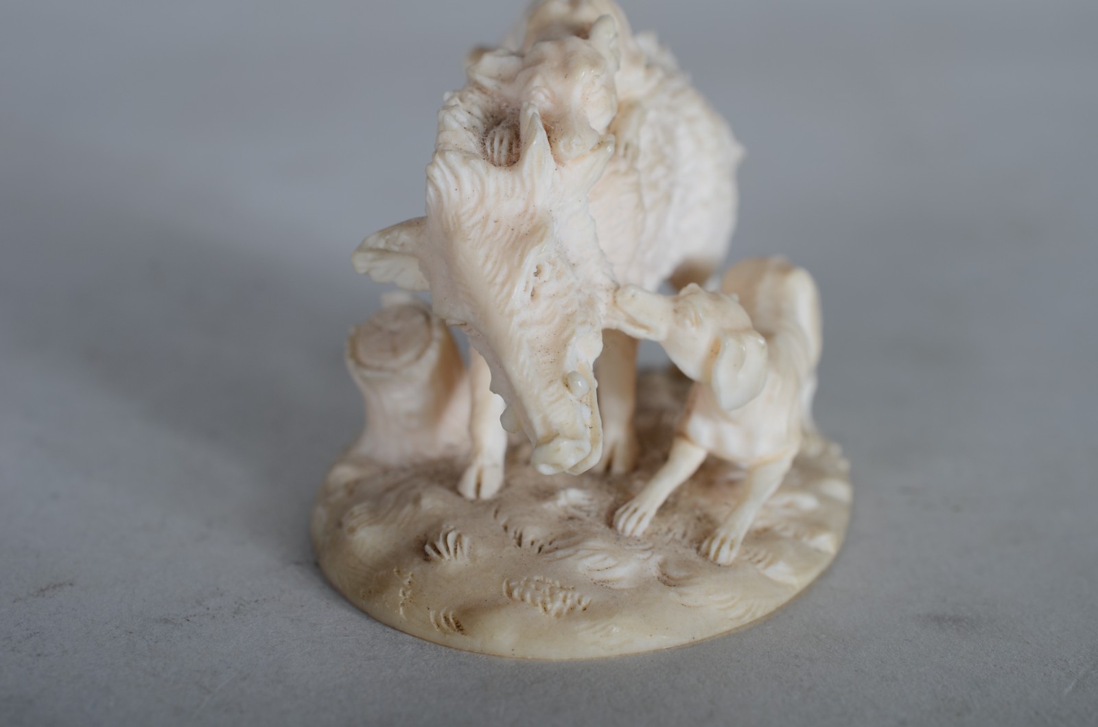 Duas pequenas estatuetas de marfim, sendo netsuke na forma de figura... - foto 10 de 11