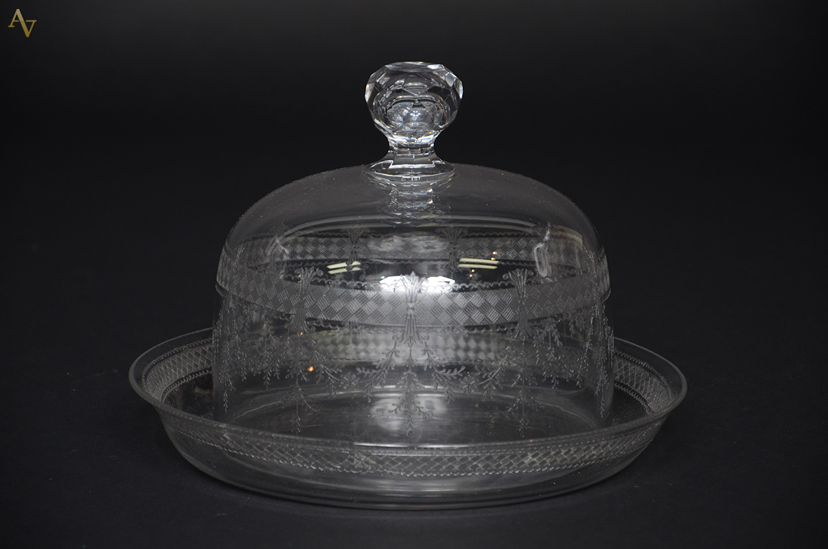 Queijeira com presentoir de cristal lavrado. Altura 8 cm e diâmetro...
