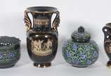 Quatro peças diversas, sendo: 2 ânforas de porc... - Quatro peças diversas, sendo: 2 ânforas de porcelana preta com grega dourada; cachepot e potiche de cerâmica com vazados.