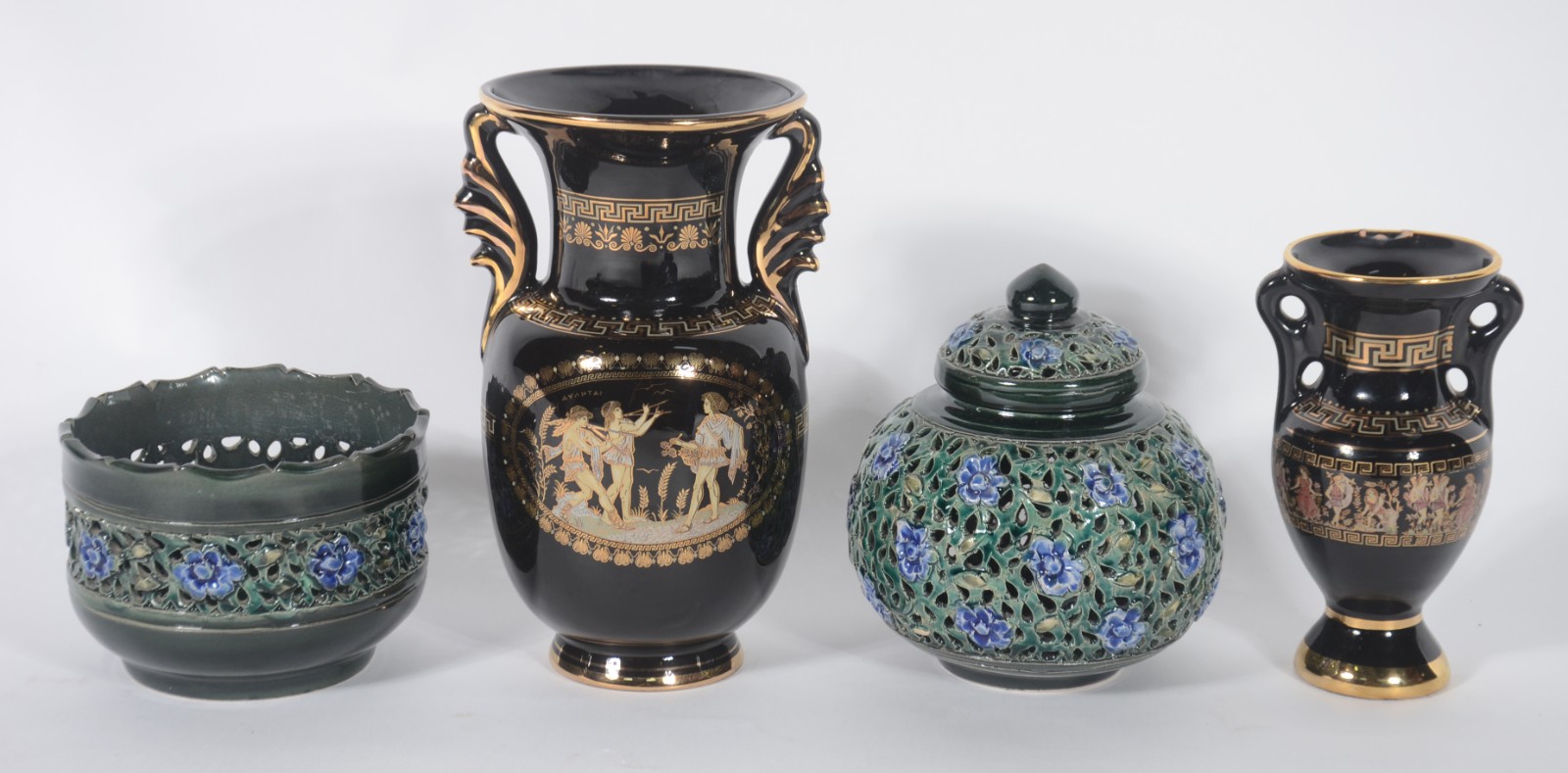 Quatro peças diversas, sendo: 2 ânforas de porcelana preta com grega... - foto 1 de 10