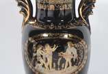 Quatro peças diversas, sendo: 2 ânforas de porc... - Quatro peças diversas, sendo: 2 ânforas de porcelana preta com grega dourada; cachepot e potiche de cerâmica com vazados.
