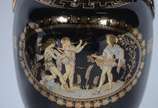 Quatro peças diversas, sendo: 2 ânforas de porc... - Quatro peças diversas, sendo: 2 ânforas de porcelana preta com grega dourada; cachepot e potiche de cerâmica com vazados.