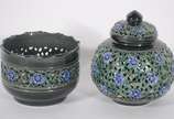Quatro peças diversas, sendo: 2 ânforas de porc... - Quatro peças diversas, sendo: 2 ânforas de porcelana preta com grega dourada; cachepot e potiche de cerâmica com vazados.