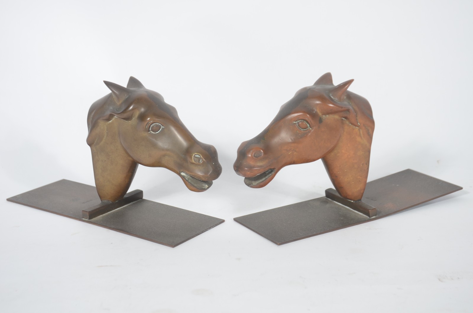 Serre livres de metal dourado com cabeças de cavalo. - foto 2 de 8