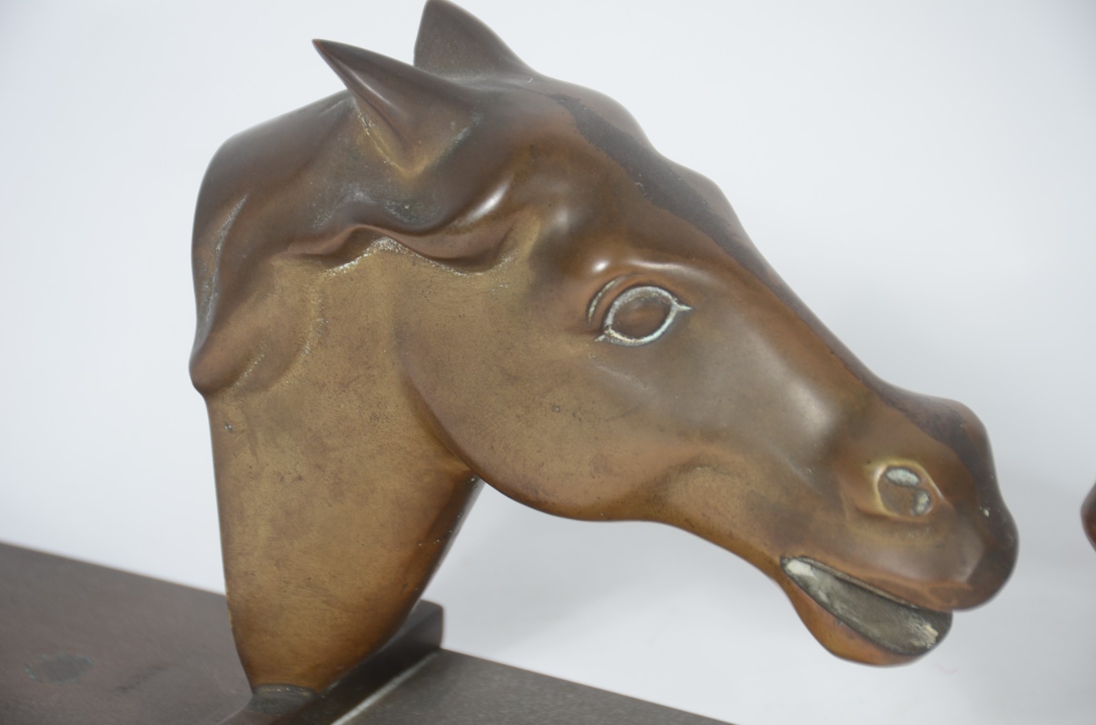 Serre livres de metal dourado com cabeças de cavalo. - foto 3 de 8