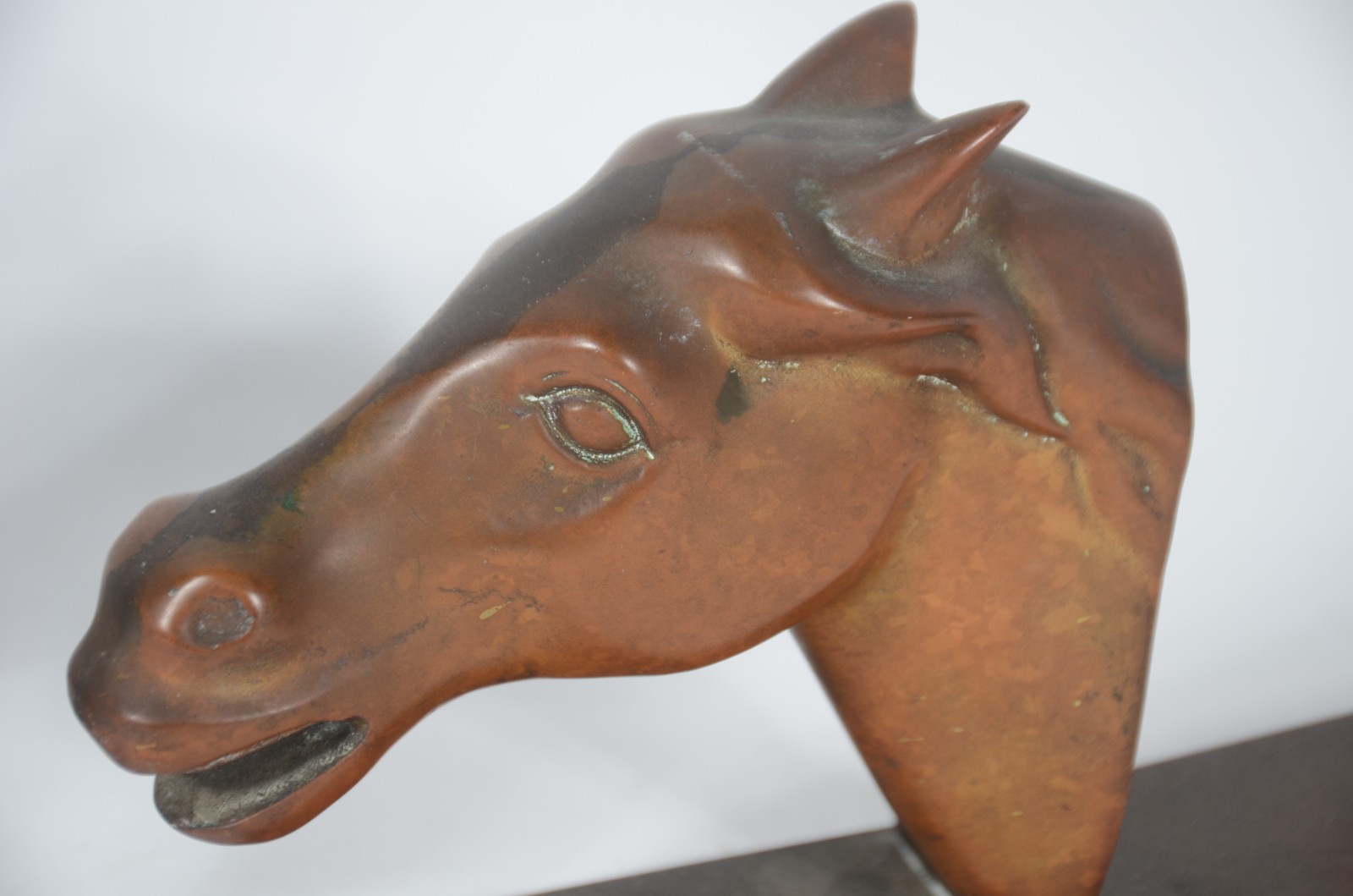 Serre livres de metal dourado com cabeças de cavalo. - foto 4 de 8