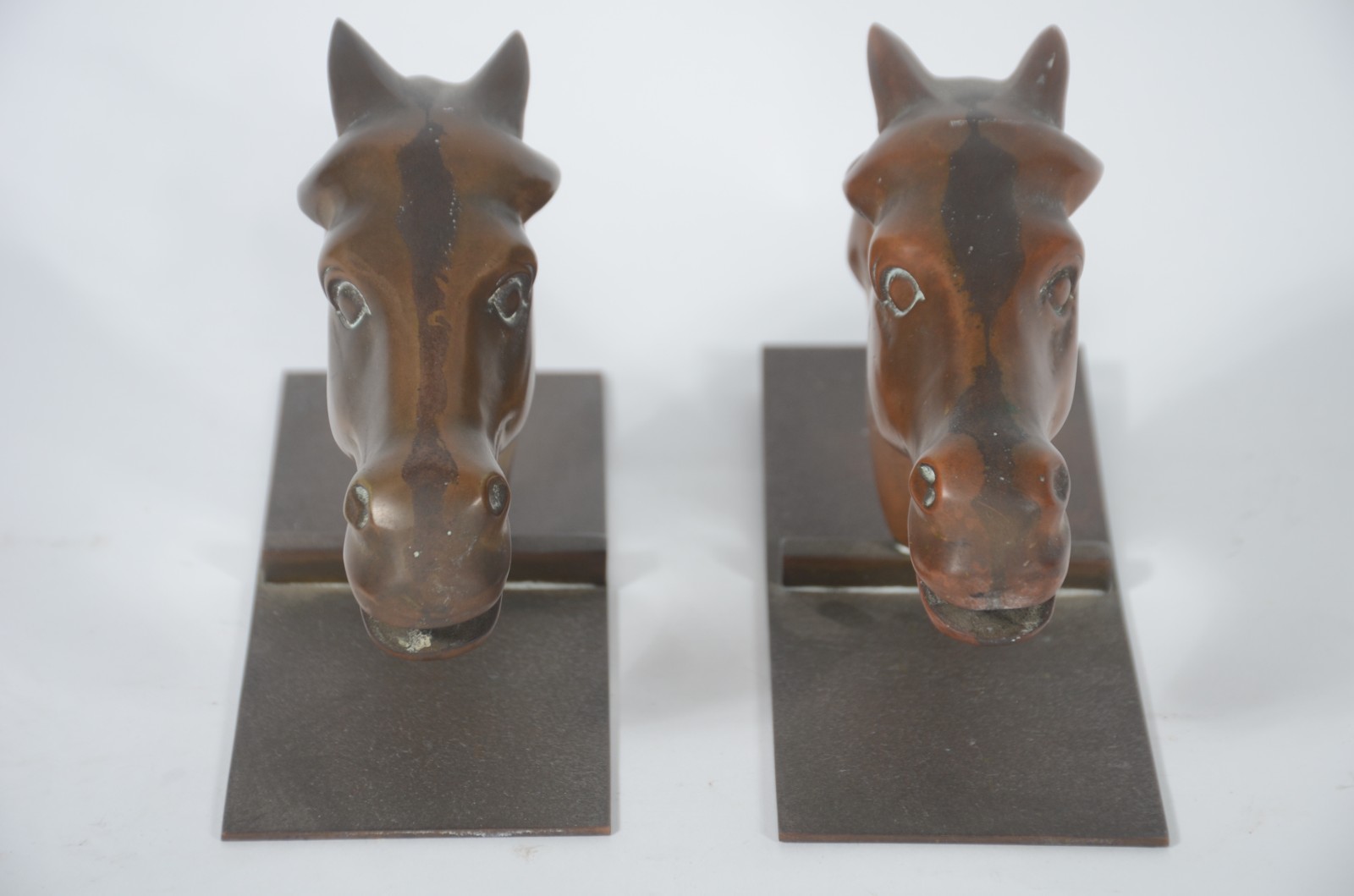 Serre livres de metal dourado com cabeças de cavalo. - foto 5 de 8