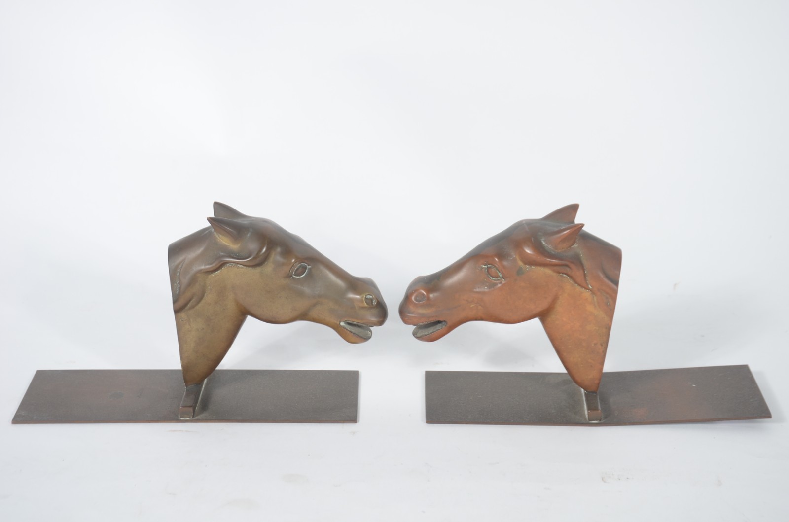 Serre livres de metal dourado com cabeças de cavalo. - foto 6 de 8