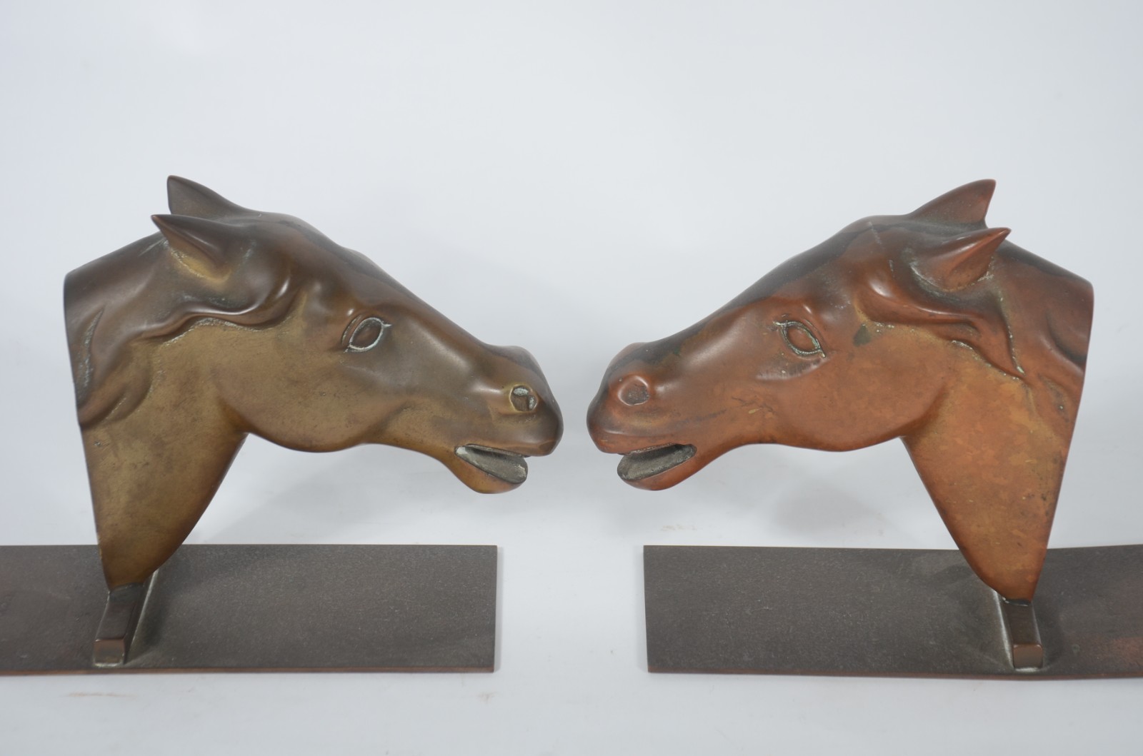 Serre livres de metal dourado com cabeças de cavalo. - foto 7 de 8