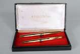 PARKER,  - Conjunto com 2 canetas douradas Parker 51 - MK II, sendo uma tinteiro e outra esferográfica.