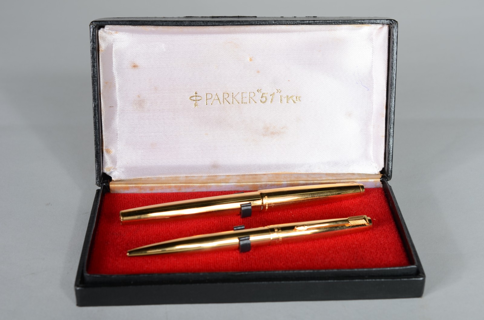 Conjunto com 2 canetas douradas Parker 51 - MK II, sendo uma tinteiro... - foto 1 de 10
