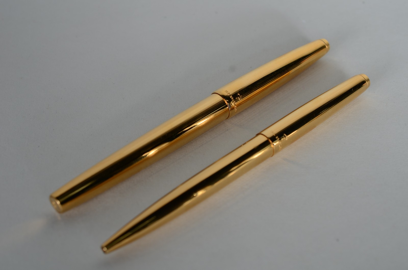 Conjunto com 2 canetas douradas Parker 51 - MK II, sendo uma tinteiro... - foto 2 de 10