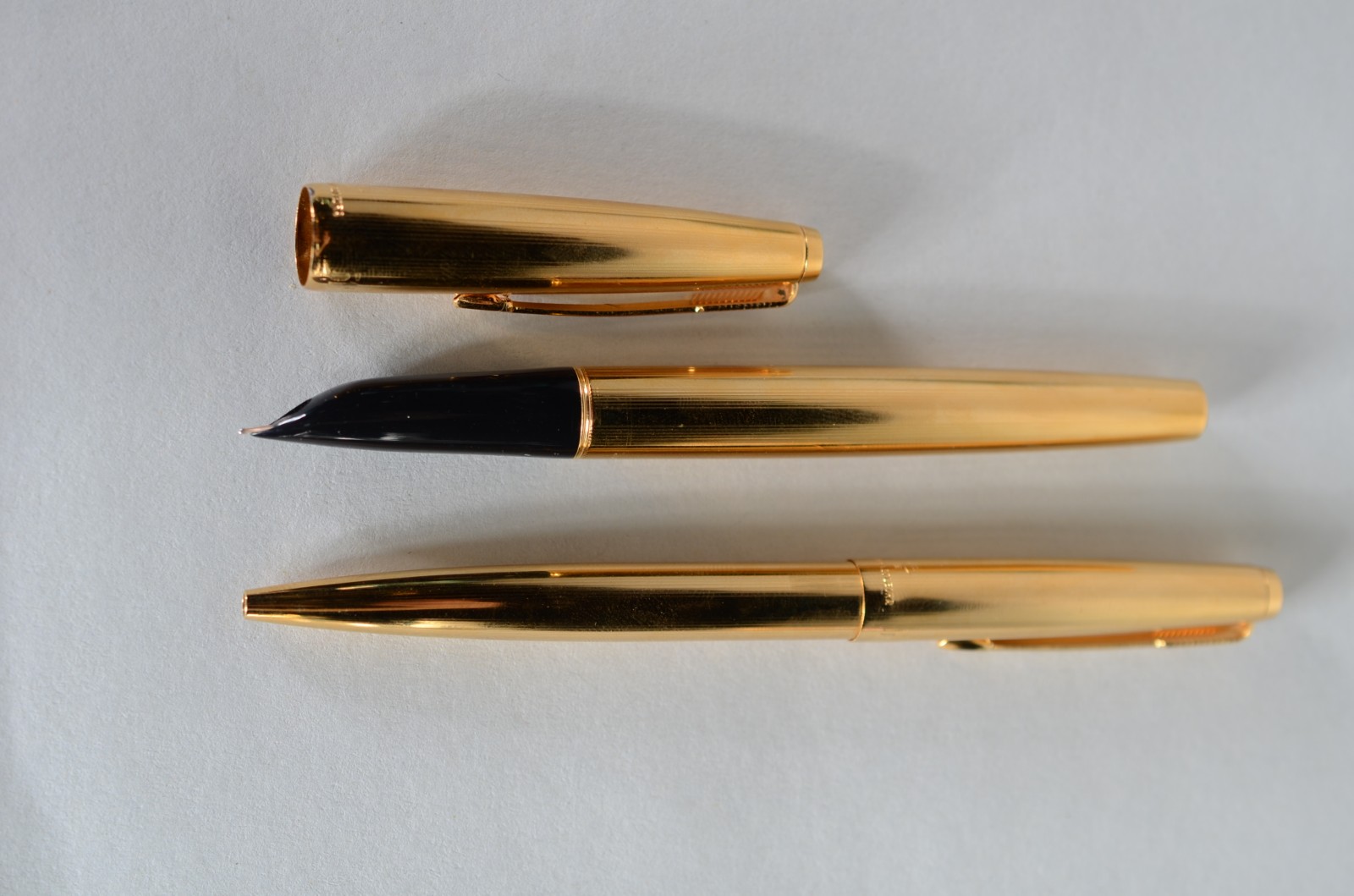 Conjunto com 2 canetas douradas Parker 51 - MK II, sendo uma tinteiro... - foto 4 de 10
