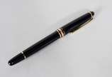 Montblanc (1906),  - Caneta esferográfica "Meisterstuck" na cor preta com dourado.