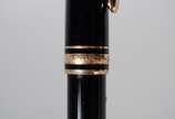 Montblanc (1906),  - Caneta esferográfica "Meisterstuck" na cor preta com dourado.