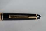 Montblanc (1906),  - Caneta esferográfica "Meisterstuck" na cor preta com dourado.