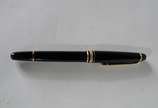 Montblanc (1906),  - Caneta esferográfica "Meisterstuck" na cor preta com dourado.